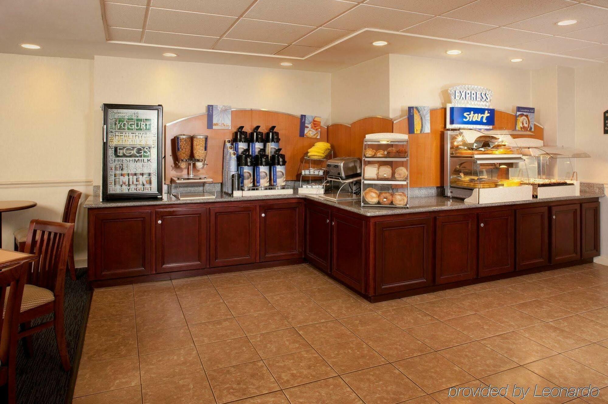 Holiday Inn Express Boston-Waltham By Ihg Ресторант снимка